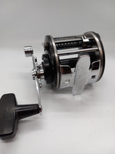 Load image into Gallery viewer, PENN 209 LEVEL WIND FISHING REEL
